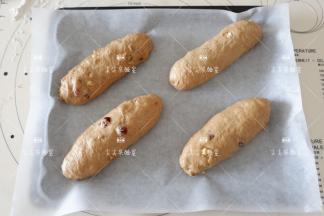 依次做好放入烤盘进行最后发酵。温度35-38度，湿度70-80左右。