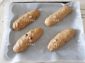 依次做好放入烤盘进行最后发酵。温度35-38度，湿度70-80左右。