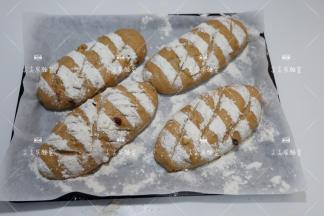 取出筛高粉，割包。