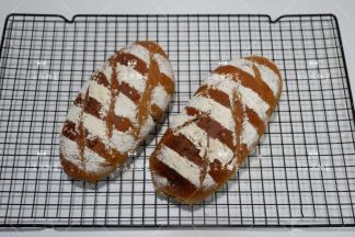 放入预热好的烤箱，上下火190度，烘烤25分钟左右，烤好取出放在烤网上晾至室温，密封保存即可