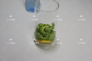 苦瓜和柠檬放入杯中