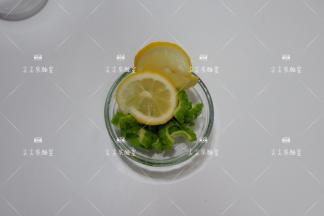 苦瓜去瓤洗净切成小片，柠檬切薄片