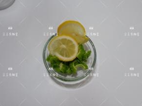 苦瓜去瓤洗净切成小片，柠檬切薄片