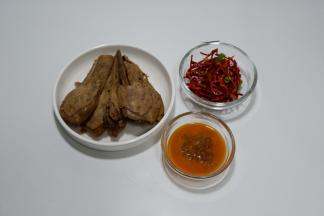 卤鸭头备好，干辣椒切丝、姜去皮切片、大蒜去皮轻拍一下、花椒、豆瓣酱备好即为爆锅料