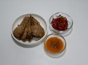 卤鸭头备好，干辣椒切丝、姜去皮切片、大蒜去皮轻拍一下、花椒、豆瓣酱备好即为爆锅料