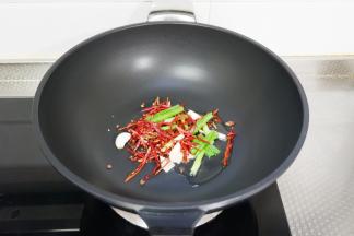 起锅热油，加入爆锅料炒出香味
