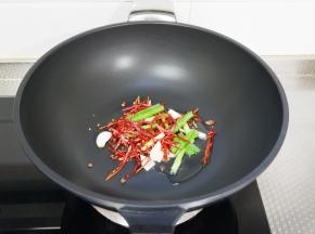 起锅热油，加入爆锅料炒出香味