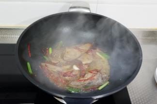 加入生抽、蚝油、白糖翻炒均匀