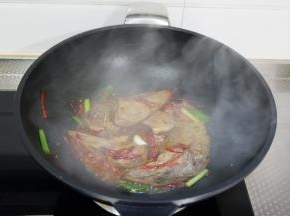加入生抽、蚝油、白糖翻炒均匀