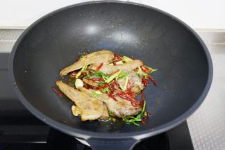 出锅撒上芝麻即可