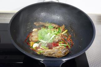 关火撒上香菜段，翻炒几下