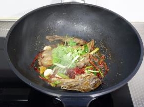 关火撒上香菜段，翻炒几下