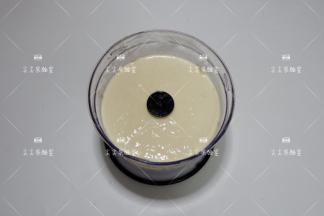 启动料理机，搅打成细腻的糊