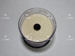 启动料理机，搅打成细腻的糊