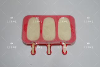 放入冰箱冷冻4个小时以上至完全冻硬即可。