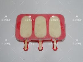 放入冰箱冷冻4个小时以上至完全冻硬即可。