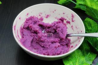 紫薯洗净蒸熟，去皮，用勺子压碎成紫薯泥；