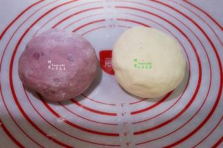 二种面团，静放，让其发酵至原来的二倍大；