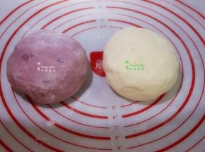 二种面团，静放，让其发酵至原来的二倍大；