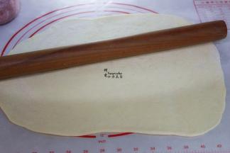 发酵好的面团揉搓、排气，擀成长方形的面皮；紫薯面团用同样方法，擀成一样大小的面团。