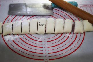 卷常条之后，用刀切成3-4厘米宽的馒头胚。切馒头的时候，刀可以抹一点面粉，切的时候就不会粘刀。