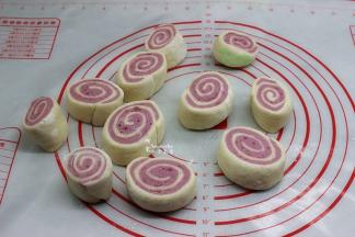 馒头卷切好之后，检查一下是否紧实，可以用手再次捏紧。