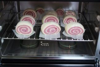 把烤架放入烤箱第一层的位置，让馒头发酵至原来的二倍大。