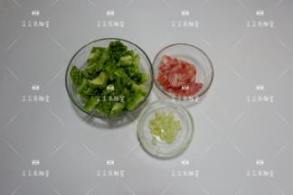 苦瓜去籽洗净，切成滚到小块。腊肠斜刀切片。葱切葱花