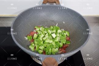 加入苦瓜翻炒至断生