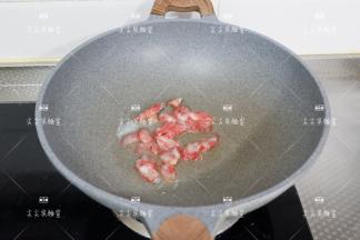 起锅热油，加入腊肠翻炒几下出油