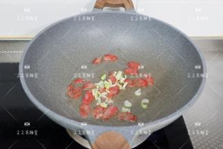 加入葱花炒出香味