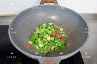最后加少许盐和白糖炒匀即可