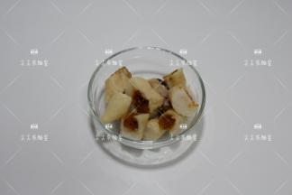 熟粽子拨开外皮，切成小块