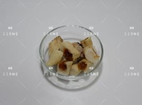 熟粽子拨开外皮，切成小块