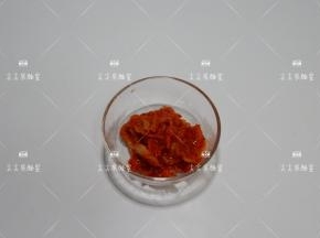 辣白菜切小块