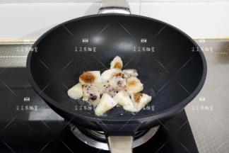 加入洋葱，翻炒至洋葱透明