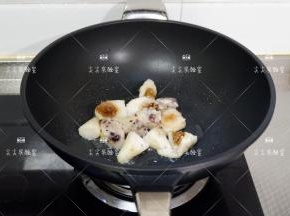 加入洋葱，翻炒至洋葱透明