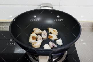 起锅热油，加入粽子煎至表皮微焦