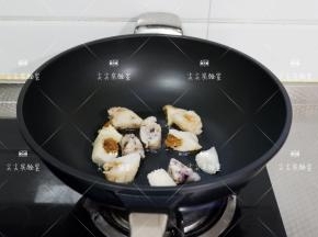 起锅热油，加入粽子煎至表皮微焦