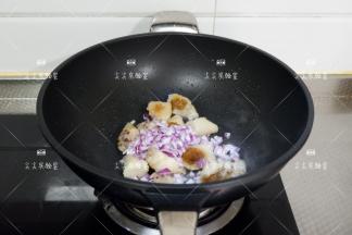 加辣白菜翻炒片刻