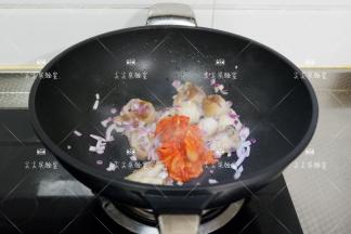 最后根据个人口味加少许盐调味即可