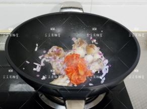 最后根据个人口味加少许盐调味即可