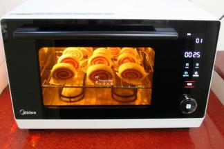 美的S3-L251E蒸烤箱，水箱装上一半的水。按“菜单”键，旋转旋钮调节“1”，时间显示25分钟，“1”是蒸馒头功能。按“开始/确定”，开始烹饪。