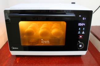 一分钟之后，观察到蒸烤箱有朦朦胧胧的”雾”。(这种现象是正常的物理现象，烤箱内与烤箱外的温差形成朦胧，随着温度逐渐上升，又可以清晰看见里面的馒头。)蒸烤箱的水箱背后开始有水蒸气散发出来。馒头蒸好之后，取出即可享用。松软可口，很好吃。