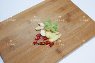 葱姜蒜辣椒改刀切切好