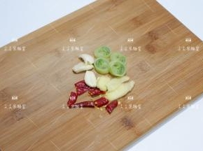 葱姜蒜辣椒改刀切切好