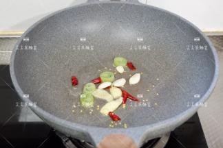 起锅热油，葱姜蒜辣椒爆香