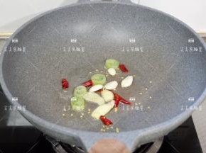 起锅热油，葱姜蒜辣椒爆香