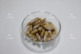 蛏子搓洗干净泥沙，沥水备用