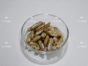 蛏子搓洗干净泥沙，沥水备用